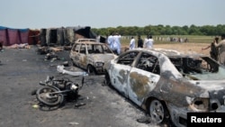 巴基斯坦巴哈瓦尔布尔地区油罐车爆炸现场 （2017年6月25日） 