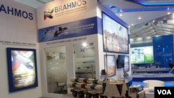 2013年莫斯科航展上的俄印博拉莫斯導彈合資公司展台，以及車載博拉莫斯導彈模型