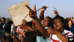 示威者抗議警方向工人開火