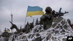 乌克兰军车开往东部一城镇