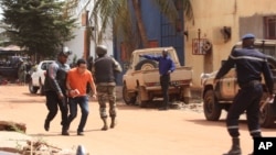 马里士兵协助人质逃出酒店(2015年11月20日)