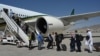巴基斯坦国际航空班机在阿富汗首都喀布尔机场等待乘客登机（2021年9月13日）