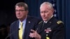 美国国防部长卡特(左)和参联会主席邓普西将军在五角大楼的新闻发布会上。（2015年7月1日）