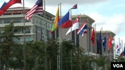 东盟各国国旗在东盟峰会会场外飘扬（2012年)