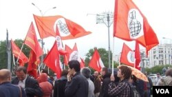 反对派“另一个俄罗斯”同其他左翼势力今年6月份在莫斯科举行支持哈萨克石油工人的集会。(美国之音白桦拍摄)