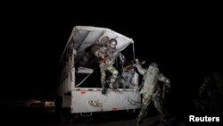 巴基斯坦安全部隊趕到警察訓練營地外