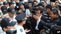 “歲月號”渡輪乘客的家屬在６月１０日的法院預審後，向警方要求與被起訴的該渡輪的船員會面