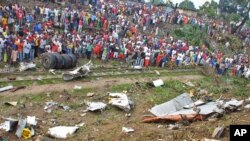 大批人群星期六在剛果共和布拉柴維爾機場附近的一架貨機墜毀現場圍觀