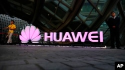 一名行人從華為公司標誌旁走過。（資料照片）