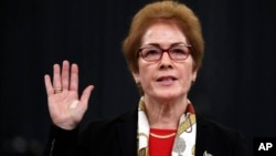 美國前駐烏克蘭大使瑪麗·約瓦諾維奇在國會眾議院情報委員會彈劾調查聽證會上宣誓。（2019年11月15日）