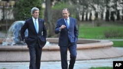 克里和拉夫羅夫在會談前在俄羅斯外交部官邸花園散步