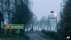 在波蘭諜報學校附近可見俯瞰該地區的崗樓，當地被懷疑是中情局在波蘭設立的秘密監獄
