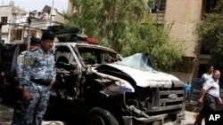 伊拉克安全部隊守衛在汽車爆炸現場