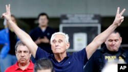 2019年1月25日星期五特朗普總統競選顧問羅傑·斯通在佛羅里達州勞德代爾堡舉行聽證會後走出聯邦法院。