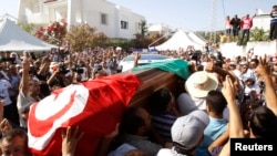 哀悼者在突尼斯城抬著布拉赫米的靈柩