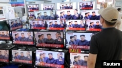 一名南韓顧客在首爾的一家電器商店裡觀看朝北韓核試驗的新聞。（2017年9月3日）