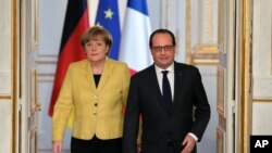 德国总理默克尔和法国总统奥兰德2月20日抵达巴黎爱丽舍宫举行记者招待会。
