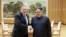 美国国务卿蓬佩奥和朝鲜领导人金正恩握手（2018年5月9日）