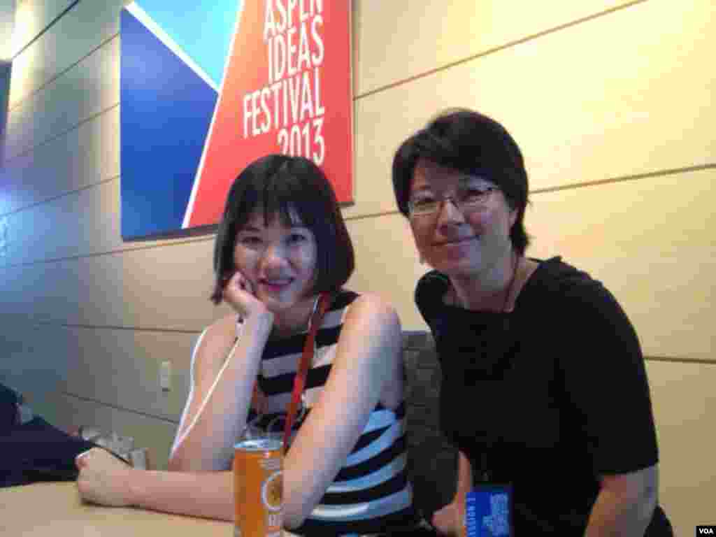 宁馨与麻省理工学院学生萧潇（美国之音宁馨提供）