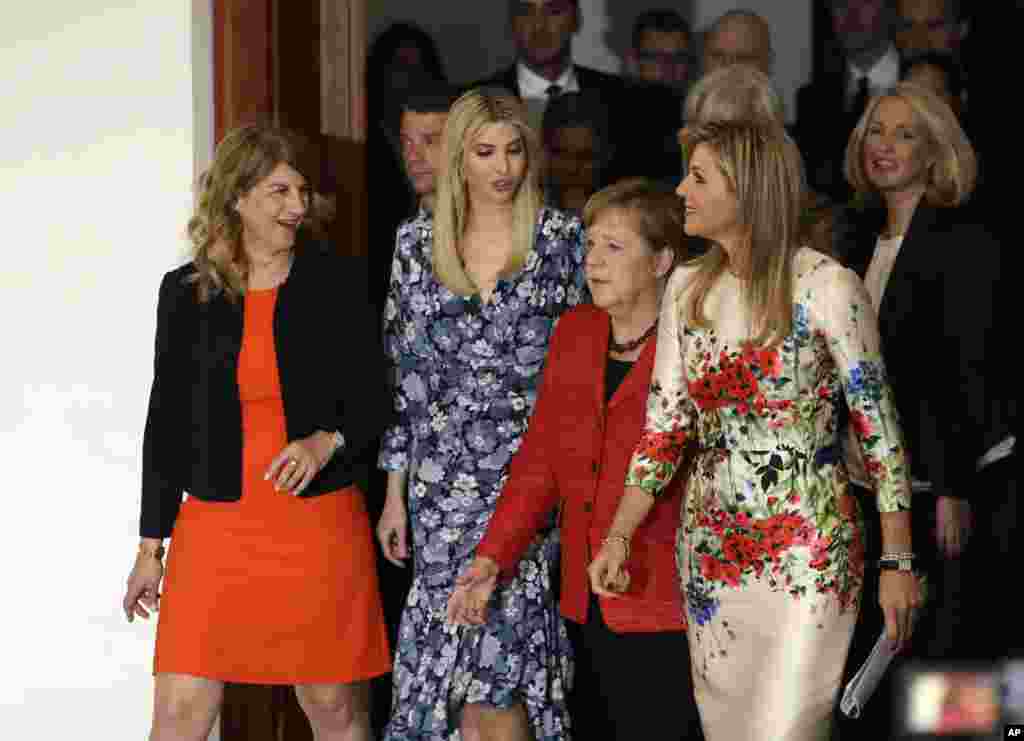 在德国柏林举行的妇女峰会的代表们，前排左起，德国女企业家协会会长 Stephanie Bschorr，美国总统特朗普的女儿和顾问伊万卡&middot;特朗普，德国总理默克尔。荷兰王后马克西玛（2017年4月25日）。 伊万卡是应默克尔的邀请而出席峰会的。这个邀请引发很多评论人士的推测，有人认为这是默克尔开启与川普总统沟通的一个渠道，以弥补上个月她和川普在白宫会面的尴尬场面。