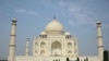 印度泰姬陵每年都吸引数以百万计的游人。