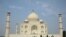 印度泰姬陵每年都吸引数以百万计的游人。