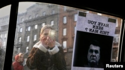 2月24日，贴在一辆汽车车窗上的通缉乌克兰前总统亚努科维奇的通告