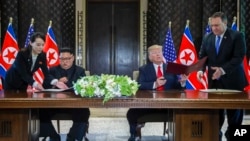美國總統川普和北韓領導人金正恩在新加坡簽署協議。(2018年6月12日)