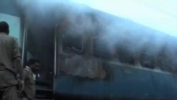 印度一列客車起火30多人喪生
