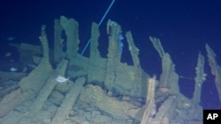 这是Definitive Productions提供的2014年1月25日视频的截图，显示的是在新西兰北部沿海璜加雷附近沉没的“文特诺号”沉船，鱼群在周围游动。112年前在新西兰北部沉没的“文特诺号”装有499具从坟墓中挖出的中国矿工的遗骨。