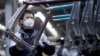 戴着口罩的工人在上海延锋安道拓工厂汽车座椅的生产线上工作。（2020年2月24日）