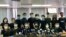 去年7月中参与民主派35+初选的抗争派区议员及社运人士，1月6日被警方以国安法拘捕， 他们1月7日陆续获准保释，暂时未有人被正式起诉。 (美国之音汤惠芸)
