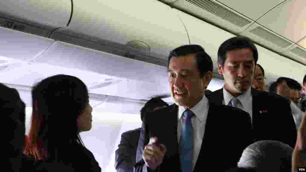 马英九总统在专机上与媒体互动 （美国之音记者李逸华拍摄）