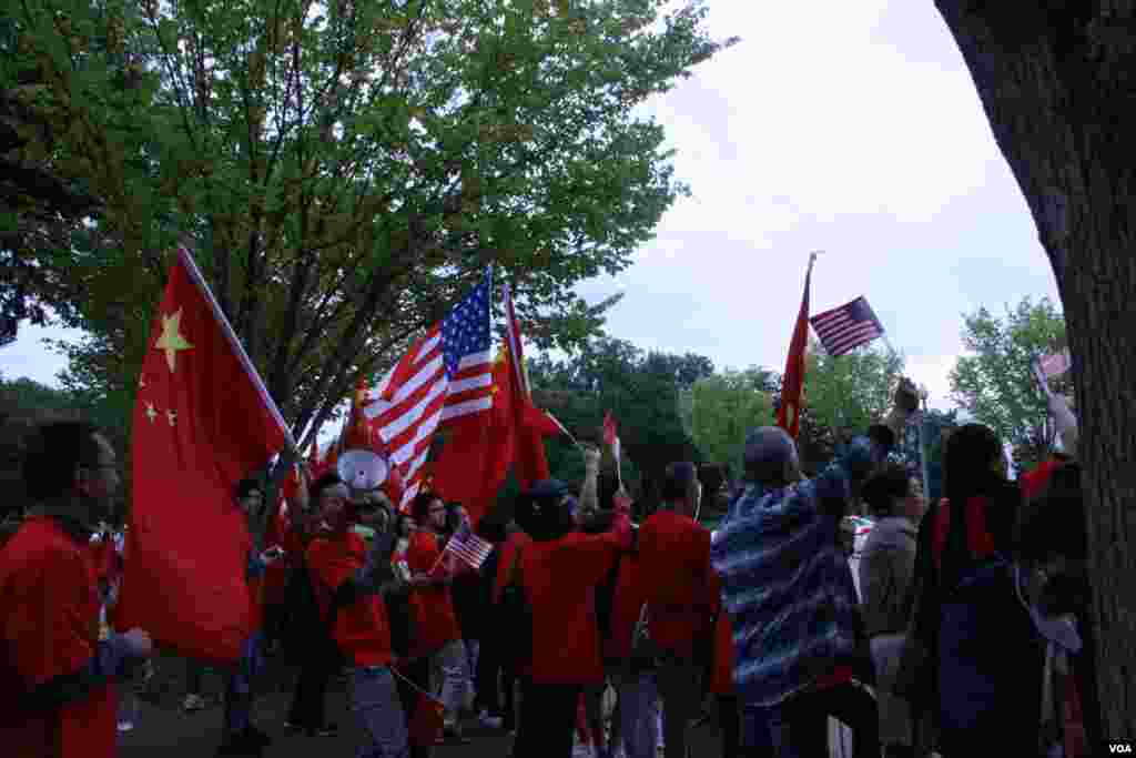 支持中國政府人士舉中國國旗(美國之音鍾辰芳拍攝)