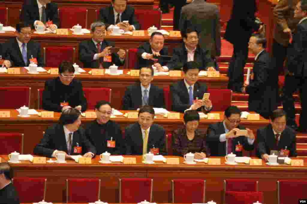 主席台就座的民革党员冯巩(美国之音叶兵，艾伦拍摄)