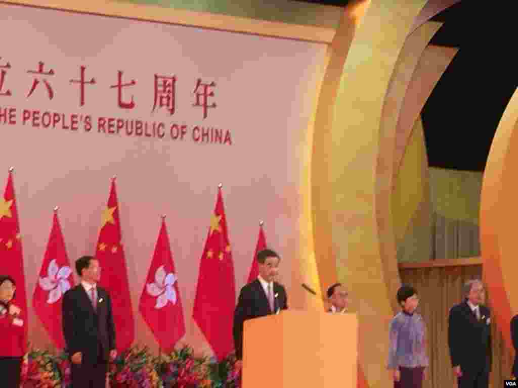 香港特区政府星期六在会展中心举办国庆67周年大型酒会。在特首梁振英开始致辞后，参加酒会的多位候任民主党立法会议员，举起反梁标牌和单张，高喊梁振英下台的口号，被大批保安人员带出会场。(美国之音海彦拍摄)