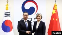 資料照：中國外長王毅在首爾與南韓外長康京和會晤。 （2019年12月4日）