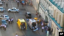 莫斯科警察在的士衝撞行人現場進行調查 - 莫斯科交通中心新聞部提供