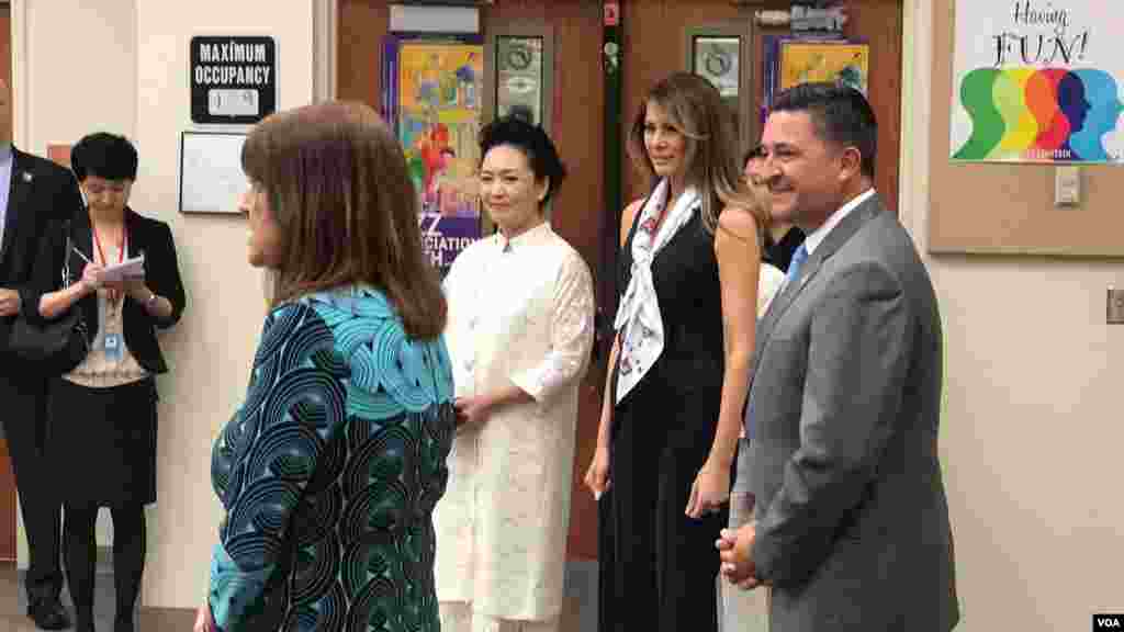 美國第一夫人梅拉尼亞·川普和習近平夫人彭麗媛參觀棕櫚灘的巴克藝術中學，這是一所地方公立學校（2017年4月7日，白宮記者團圖片）