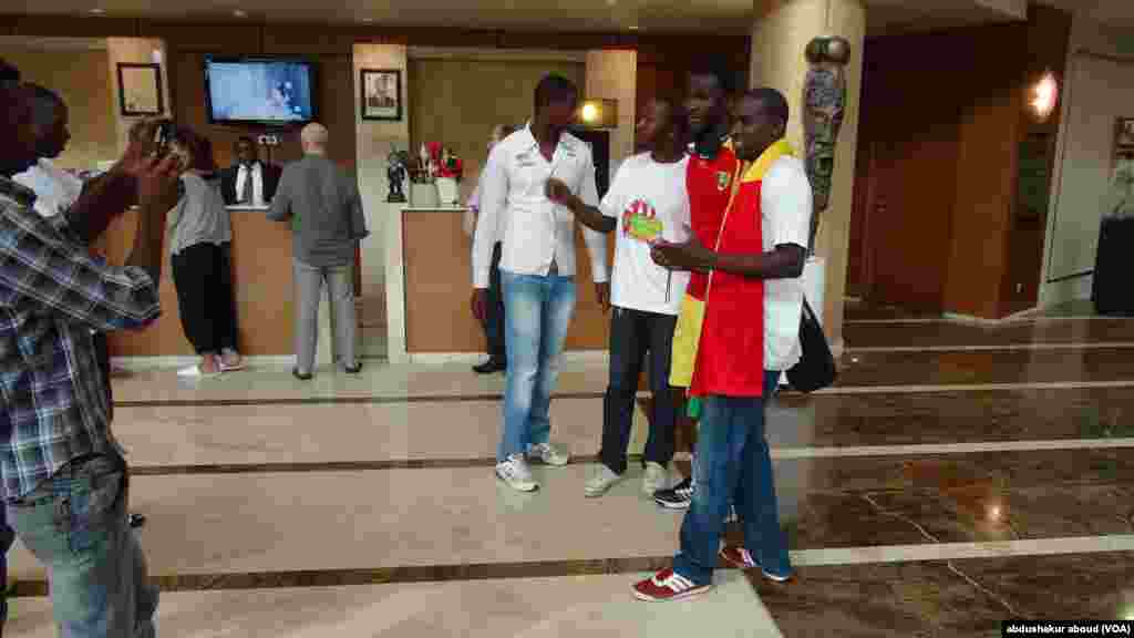 &#39;Yan kallo su na daukar hoto da wani dan wasan gaba na kasar Guinea a birnin Malabo