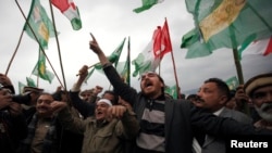 巴基斯坦各反对党派的支持者在集会上呼喊口号要求给予选举委员会更大权力