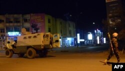 布基纳法索官方部队行驶在遇袭酒店附近街道上