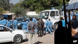 2017年12月14日索馬里警方在首都處理一宗自殺炸彈襲擊。