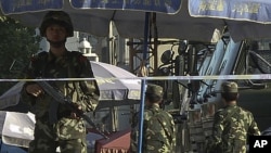 中國一名武裝警察在新疆喀什街頭站崗（2011年8月4號資料照）。