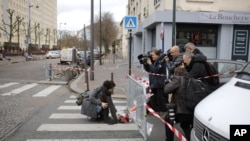 一名婦女在巴黎猶太超市恐襲現場附近獻花