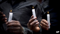 肯尼亞人星期二舉行守夜活動