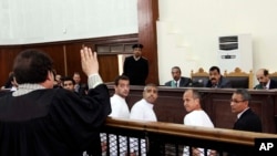 被告澳大利亞人格雷斯特（右二），埃及裔加拿大人莫哈米德‧法赫米（中）和埃及人半島電視台英語製片巴赫爾‧莫哈米德（左中）